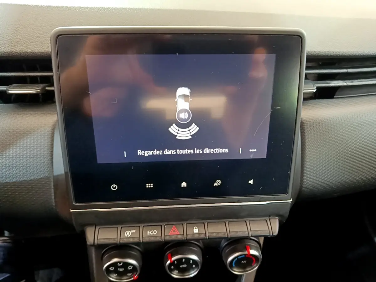 Vue rapprochée de l'écran tactile central et des commandes de climatisation d'une Renault Clio Business Blue dCi blanche de 2020.