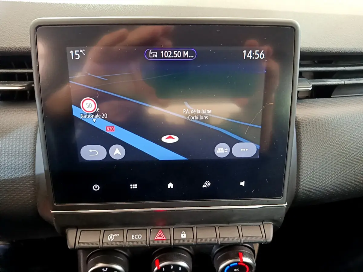 Écran tactile central affichant la navigation GPS dans l’habitacle d’une Renault Clio Business Blue dCi 85 blanche.