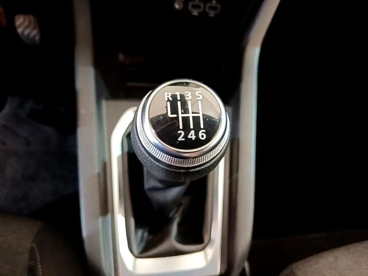 Gros plan sur le levier de vitesses manuel noir et argenté de la Renault Clio Business Blue dCi 85 de 2020.