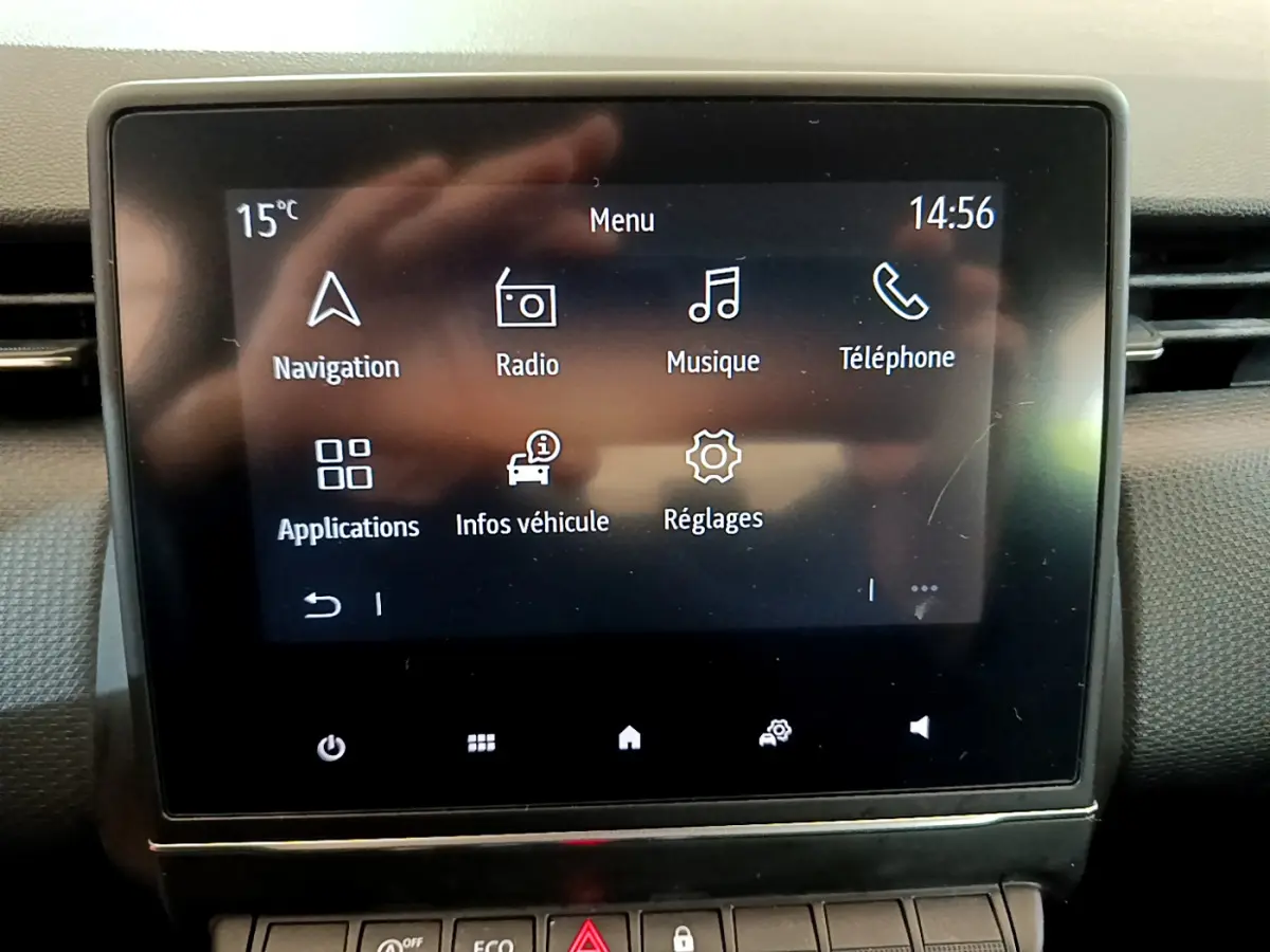 Écran tactile central affichant le menu principal de la Renault Clio Business Blue dCi 85, vue de face.