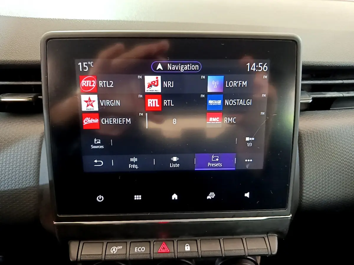 Écran tactile central de la Renault Clio Business Blue dCi 85 2020 affichant les stations radio, vue intérieure frontale.