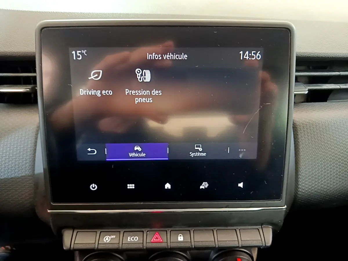 Écran tactile central affichant les infos véhicule sur Renault Clio Business Blue dCi 85, vue frontale intérieure.