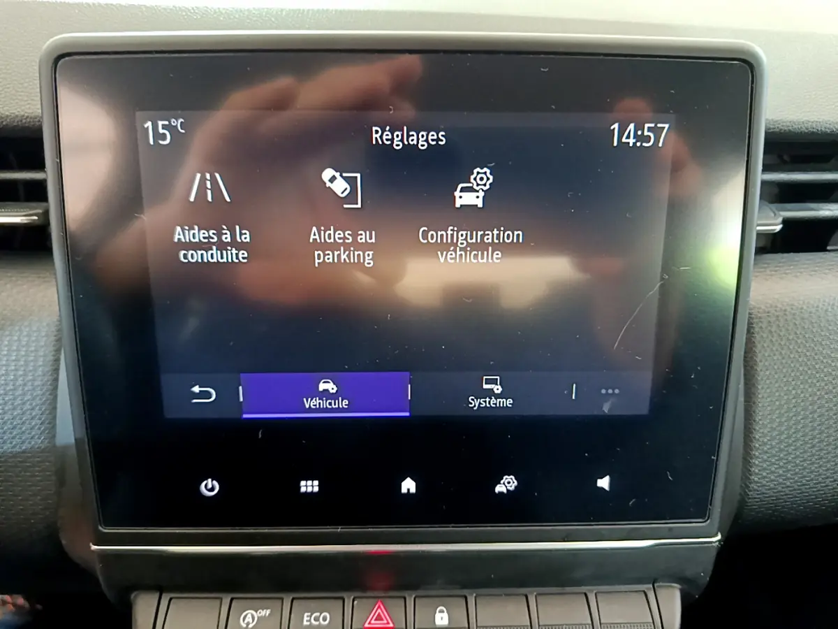 Écran tactile central de la Renault Clio Business Blue dCi 85 affichant le menu Réglages, vue frontale intérieure.