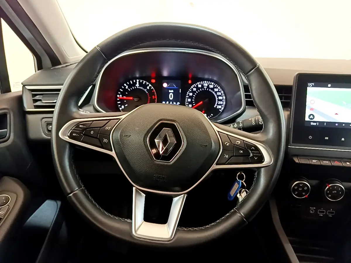 Vue intérieure centrée sur le volant noir de la Renault Clio 2020 avec tableau de bord et écran tactile visible à droite.