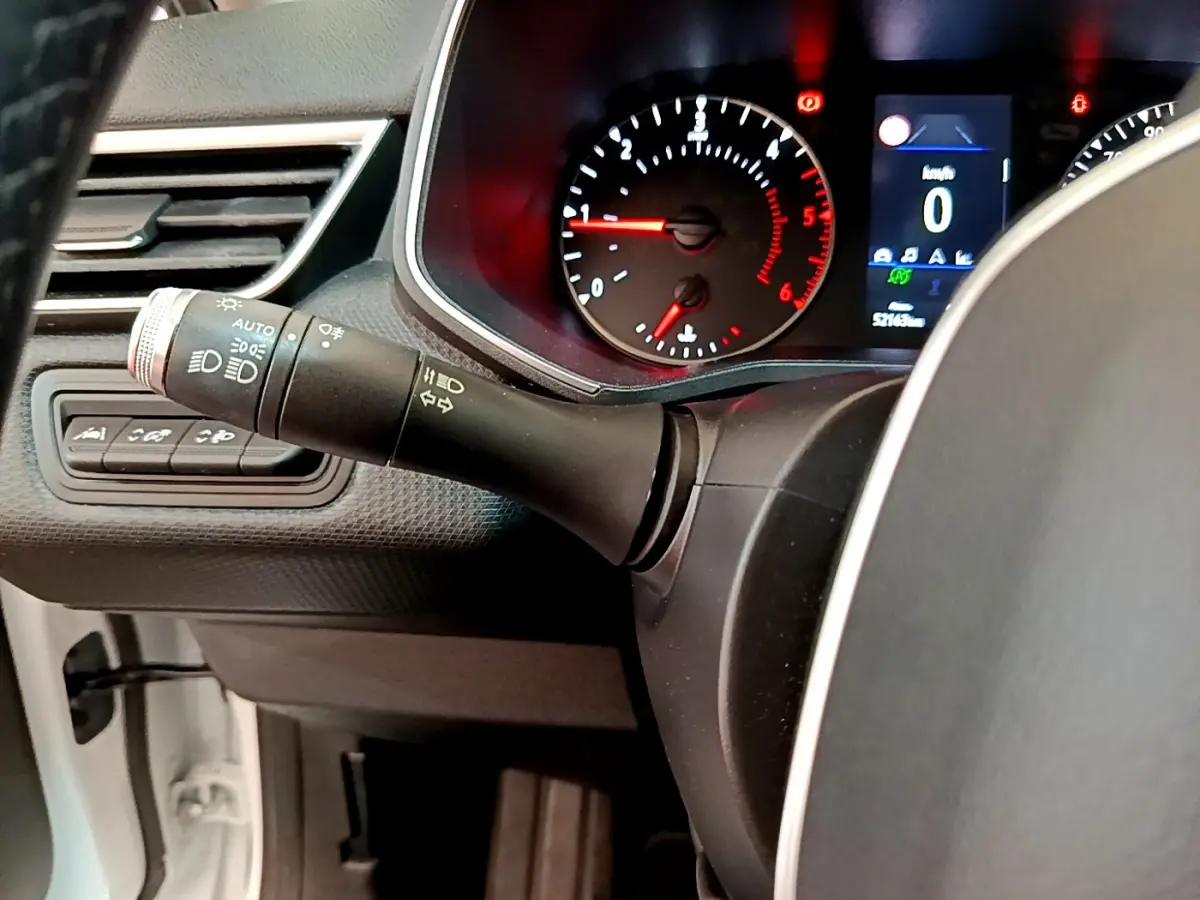 Vue rapprochée du tableau de bord de la Renault Clio Business Blue dCi 85 2020, affichage digital et manette de phares.