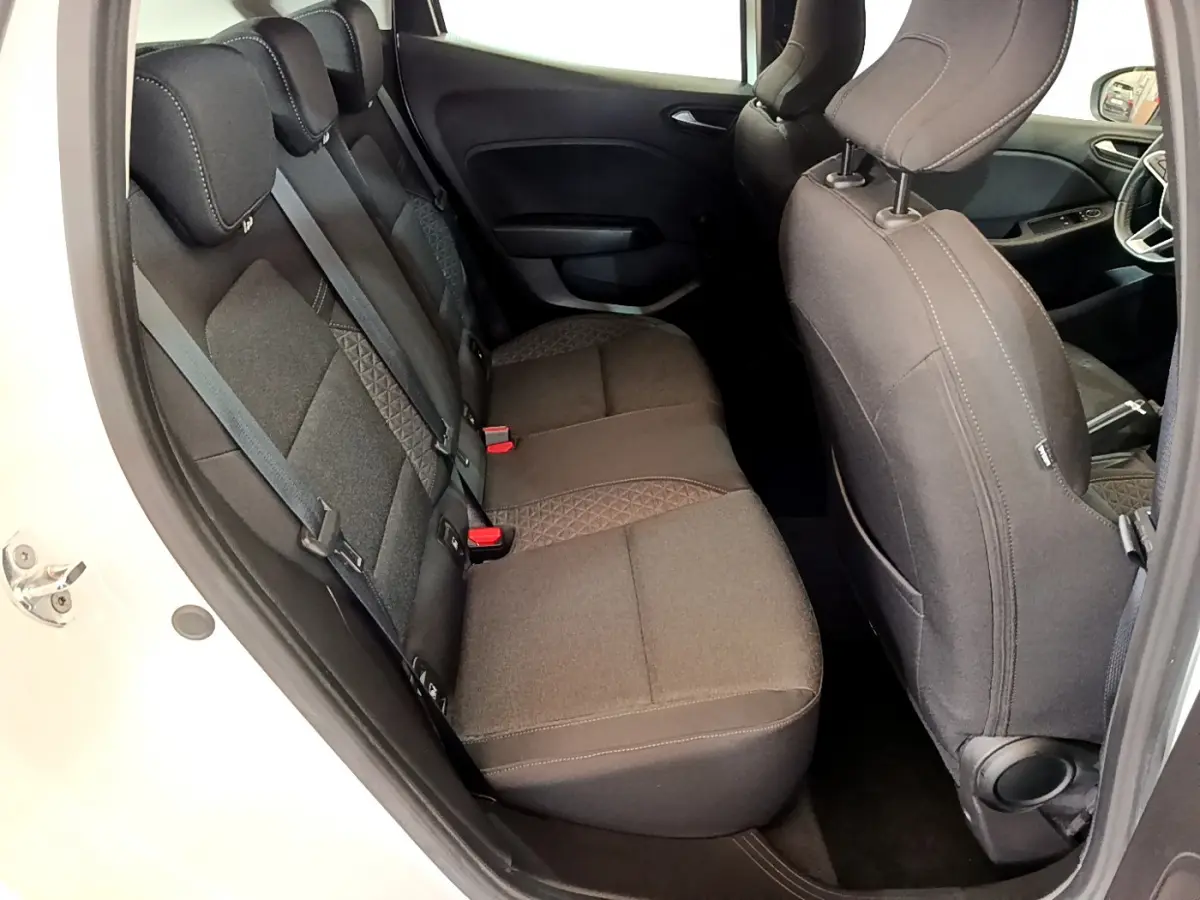 Vue intérieure côté gauche montrant la banquette arrière noire et les sièges avant d'une Renault Clio Business Blue dCi 85 blanche.