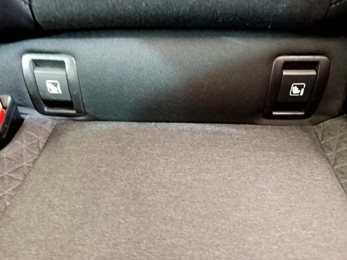 Détail du coffre arrière de la Renault Clio Business Blue dCi 85 2020, montrant les commandes de rabattement des sièges.