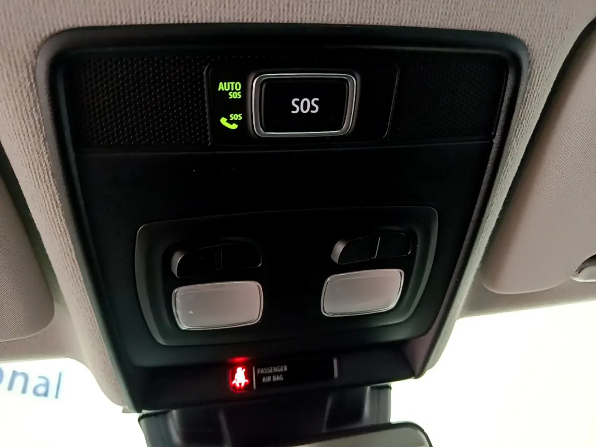 Vue en contre-plongée du plafonnier intérieur noir avec bouton SOS éclairé de la Renault Clio Business Blue dCi 85 blanche.