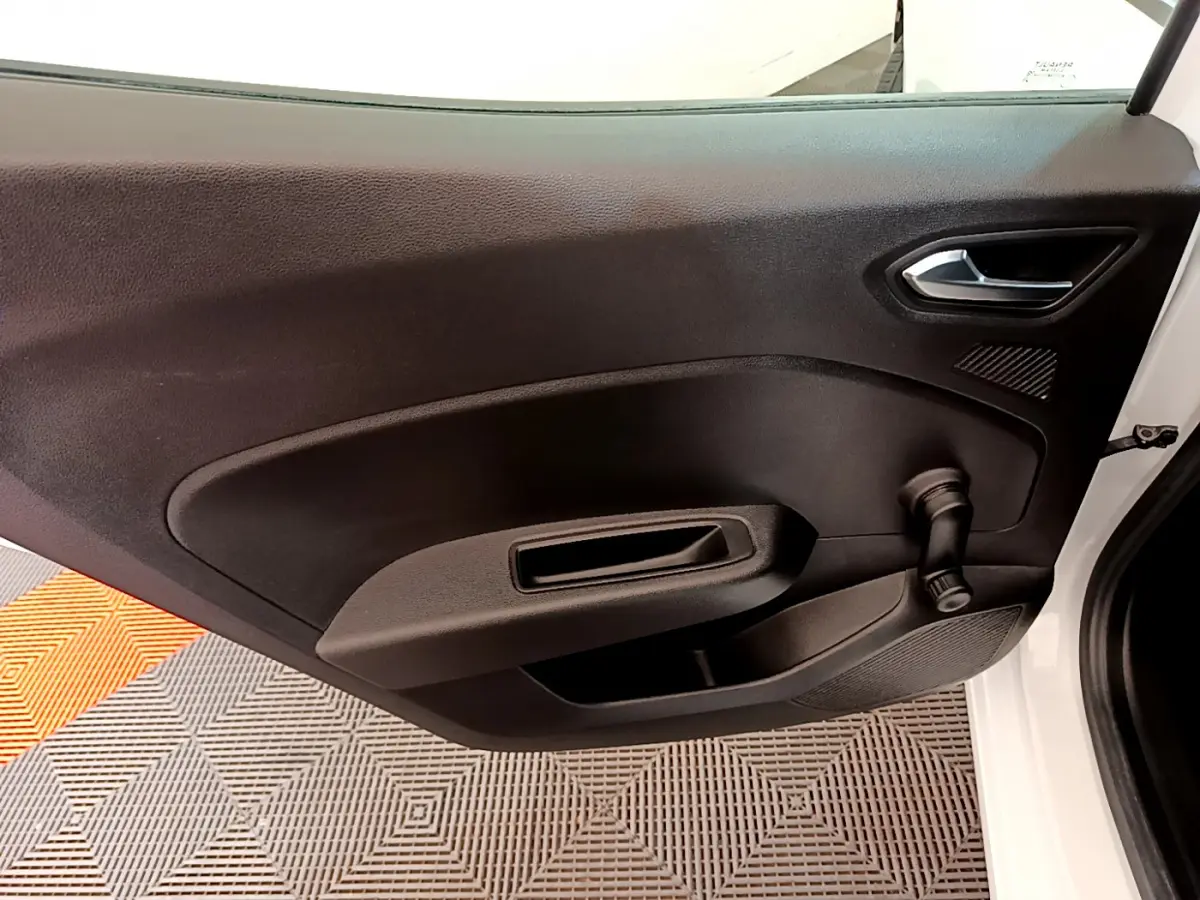 Vue intérieure de la porte avant droite noire d’une Renault Clio Business Blue dCi 85 blanche de 2020.