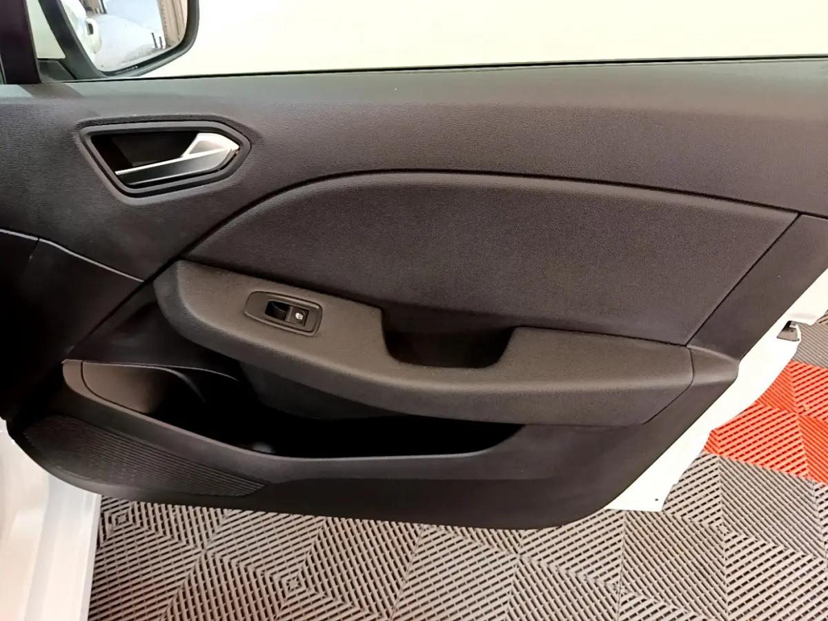 Vue rapprochée de la porte avant gauche noire d’une Renault Clio Business Blue dCi 85 blanche de 2020.