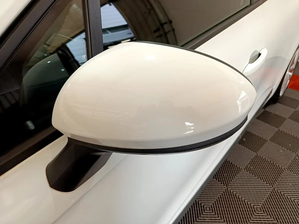 Rétroviseur côté gauche blanc de la Renault Clio Business Blue dCi 85 2020, vue rapprochée en intérieur.