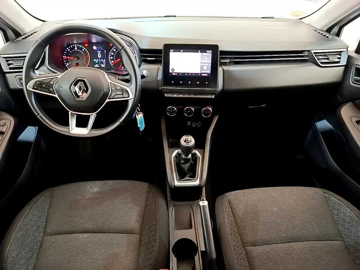 Vue intérieure avant de la Renault Clio Business Blue dCi 85 2020, tableau de bord noir avec écran tactile central et volant cuir multifonctions.