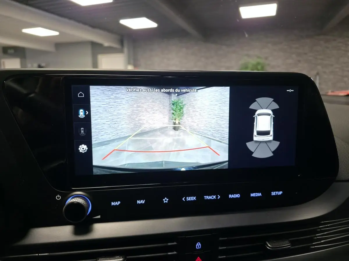 Écran tactile intérieur du Hyundai Bayon 2025 affichant la caméra de recul avec vue arrière et capteurs de stationnement.