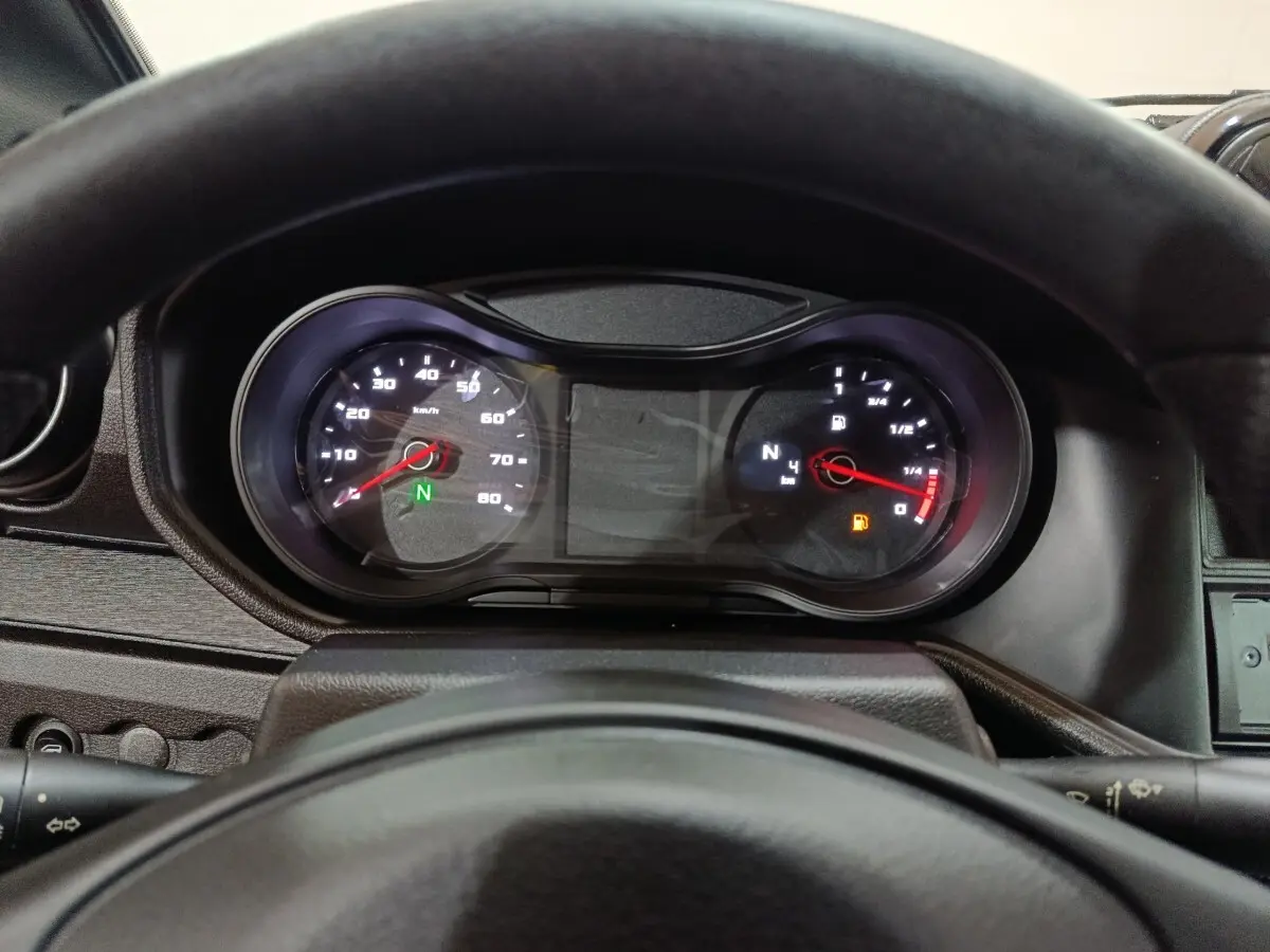 Vue du tableau de bord de l'AIXAM AMBITION 0.5 CITY PACK 2026, avec compteur et jauge de carburant allumés.