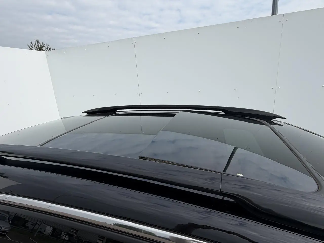 Toit ouvrant panoramique noir brillant vu en gros plan sur le toit gris métallisé du Citroën C5 Aircross 2024.
