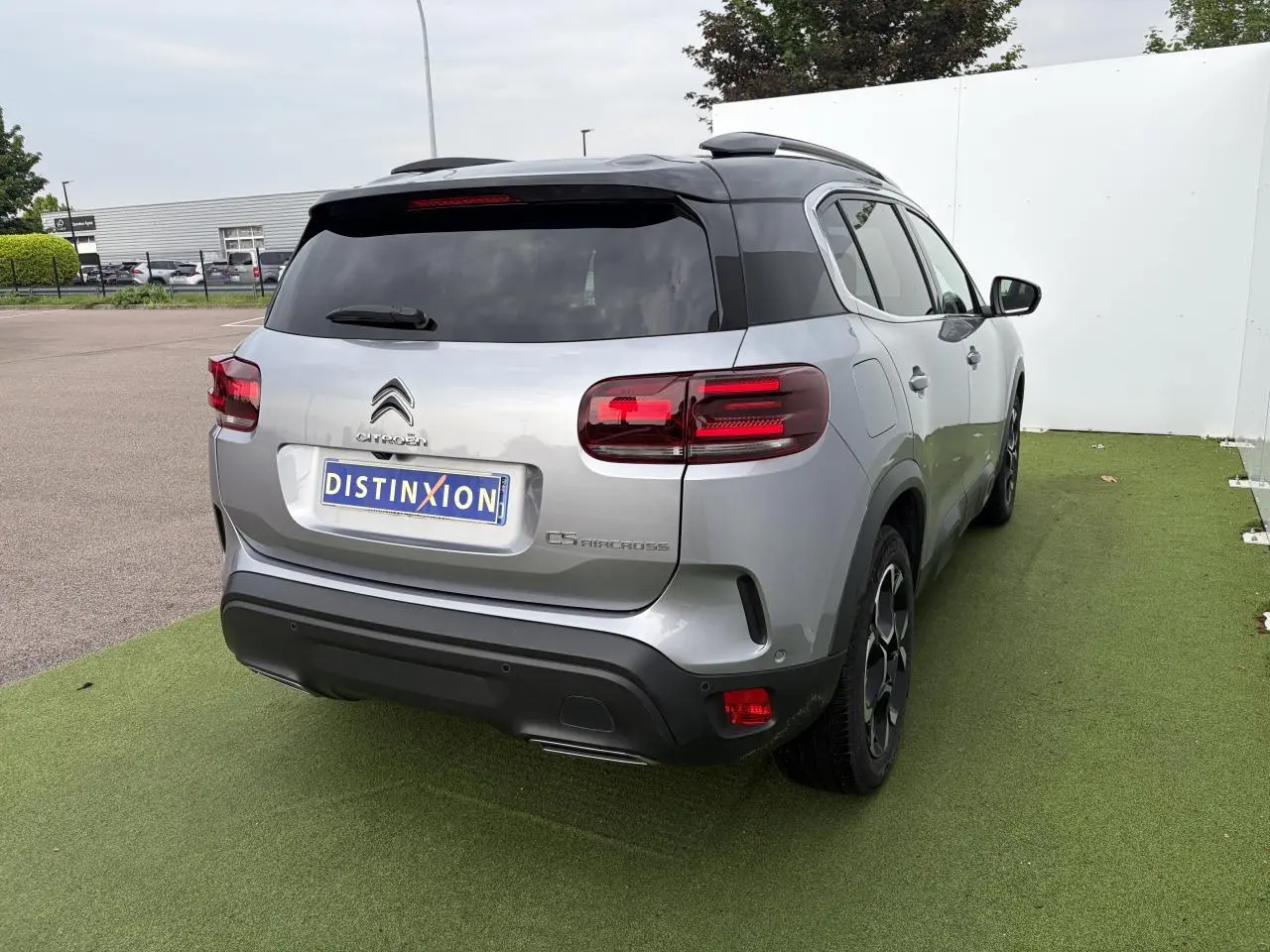 Vue 3/4 arrière droite du Citroën C5 Aircross gris métal avec toit noir et feux arrière LED 3D.