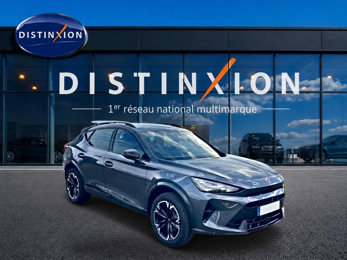 Vue 3/4 avant droit d'un CUPRA Formentor gris magnétique avec jantes 18 pouces devant une vitrine Distinxion.