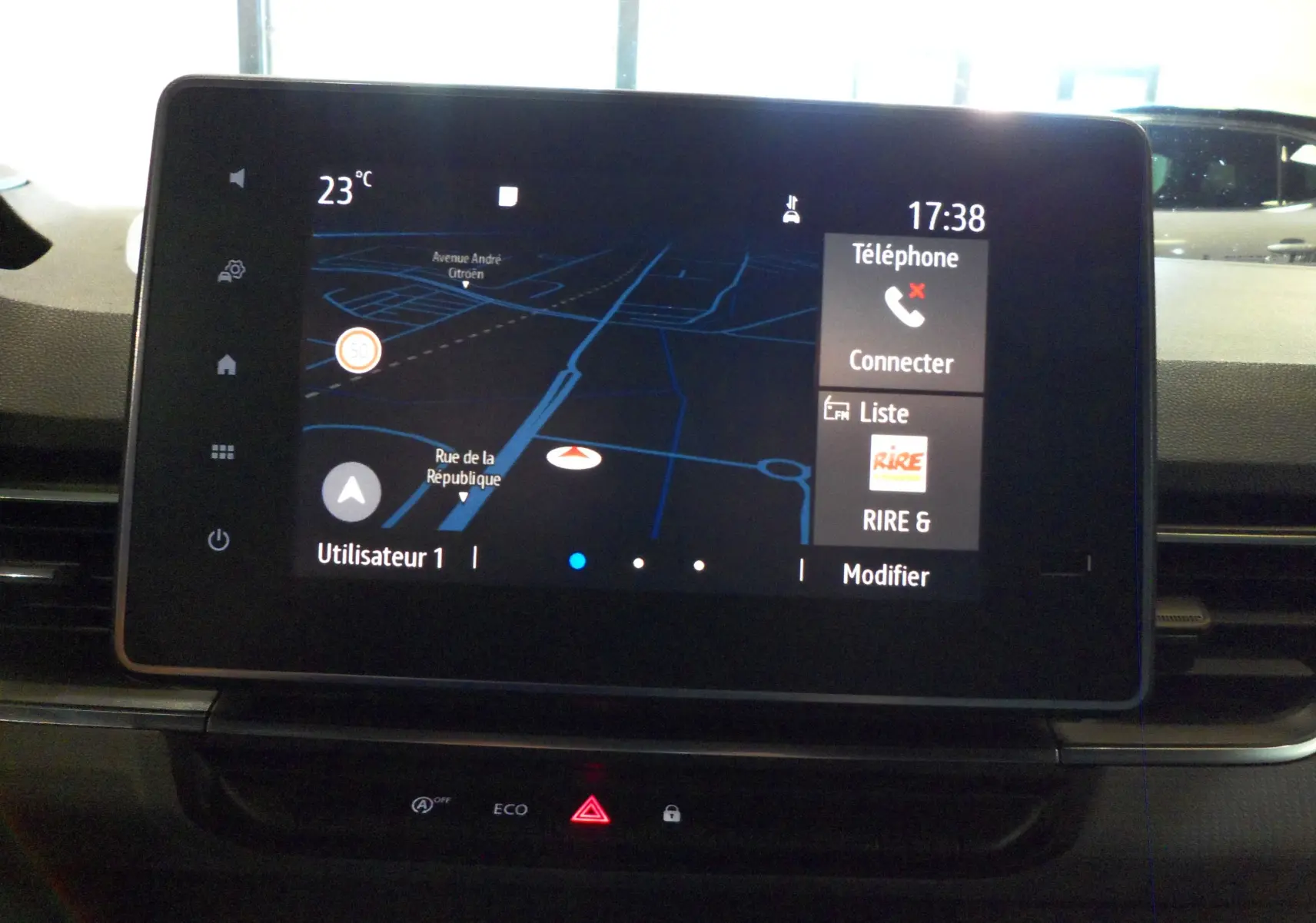 Écran tactile central du Renault Kangoo 2022 affichant la navigation et les options téléphone en intérieur noir.