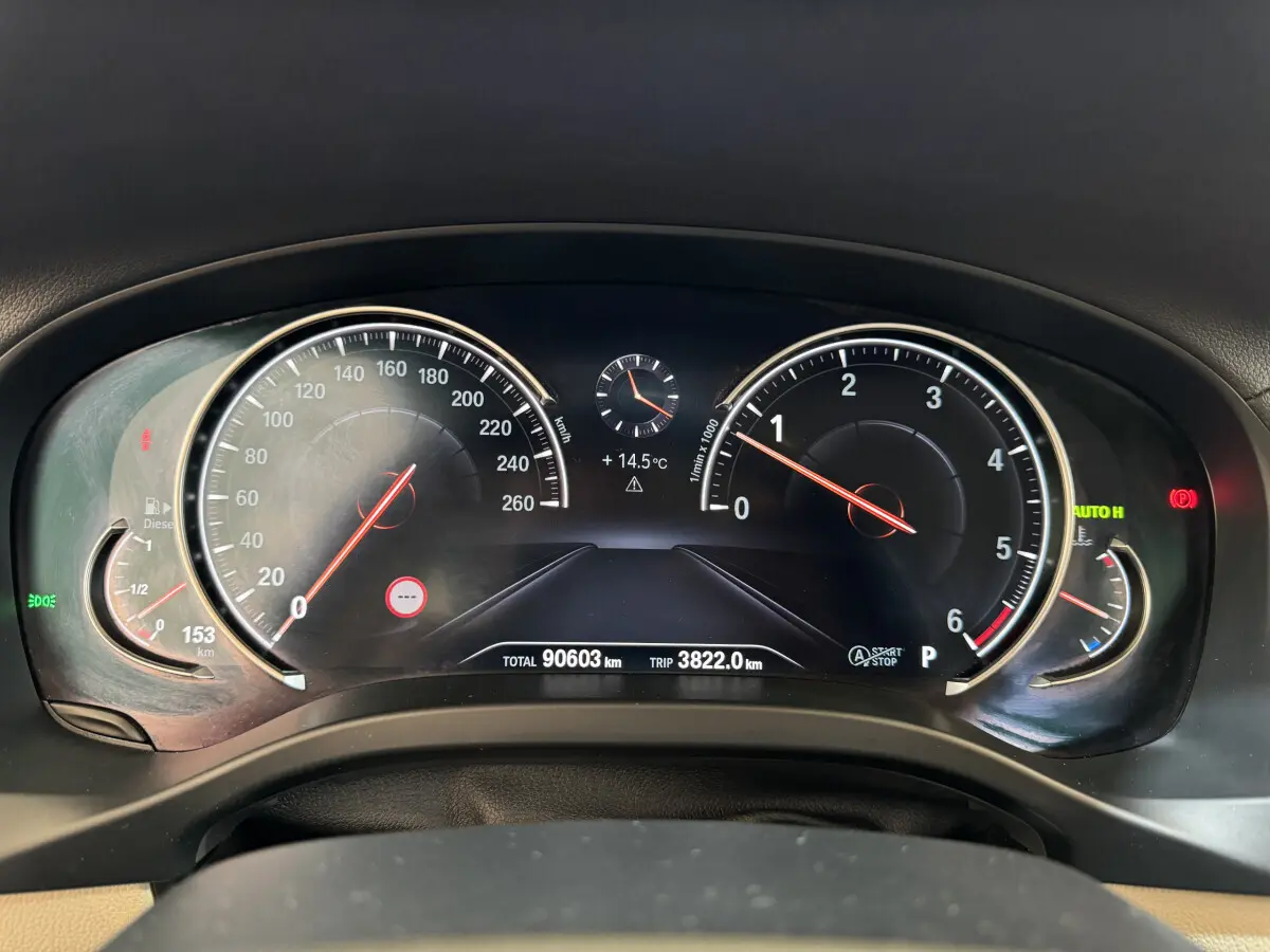 Tableau de bord numérique BMW X3 2018 affichant vitesse, compte-tours, température et autonomie du véhicule diesel.