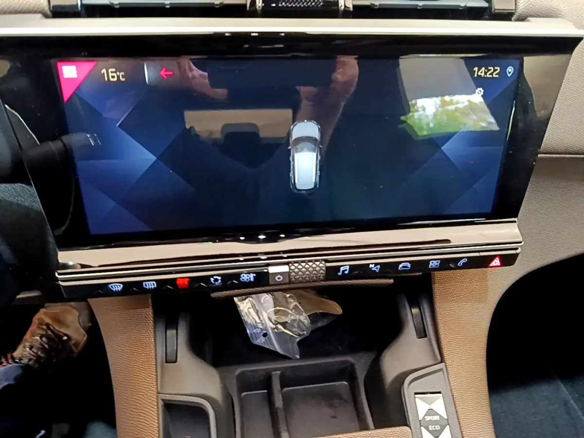 Vue rapprochée de l’écran tactile central et console beige du DS7 Crossback gris foncé, affichant la caméra de recul.