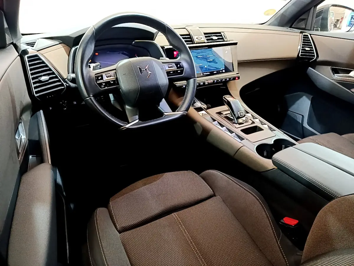 Vue intérieure côté conducteur du DS7 Crossback 2020 gris foncé, avec tableau de bord numérique et écran tactile central.