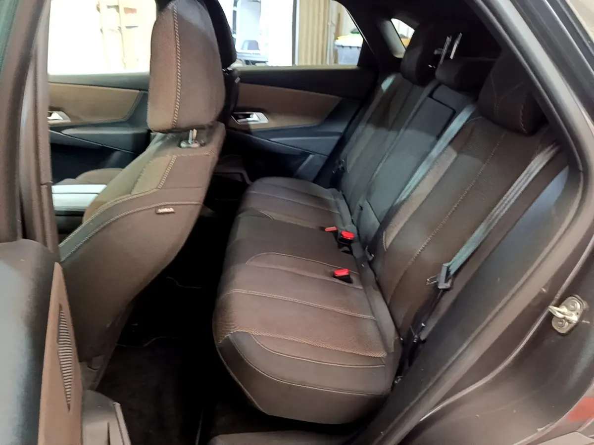 Vue intérieure côté droit des sièges arrière noirs du DS7 Crossback 2020 avec surpiqûres contrastantes.