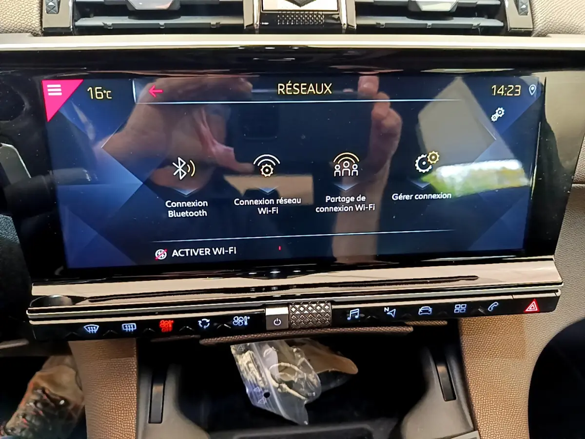 Écran tactile central affichant les options réseau dans l’habitacle du DS7 Crossback gris foncé, vue de face rapprochée.