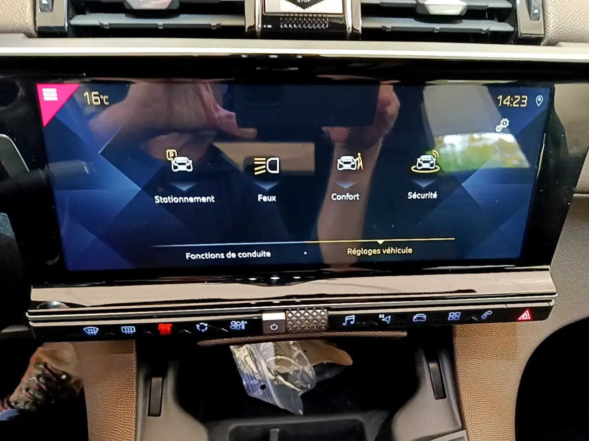 Écran tactile central du DS7 Crossback 2020 affichant les réglages véhicule, vue de face, intérieur noir et beige.