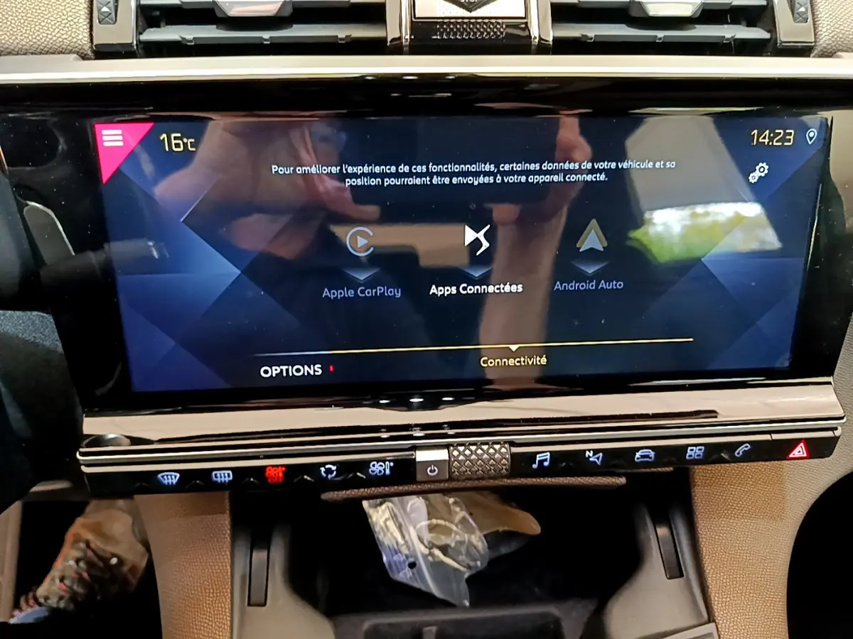 Écran tactile central du DS7 Crossback gris foncé, affichant les options Apple CarPlay et Android Auto.