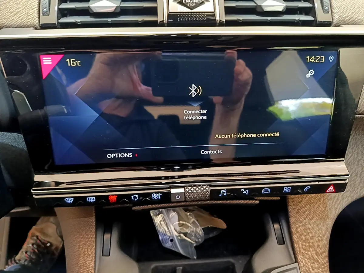 Écran tactile central 12 pouces du DS7 Crossback gris foncé, affichant la connexion Bluetooth téléphone.