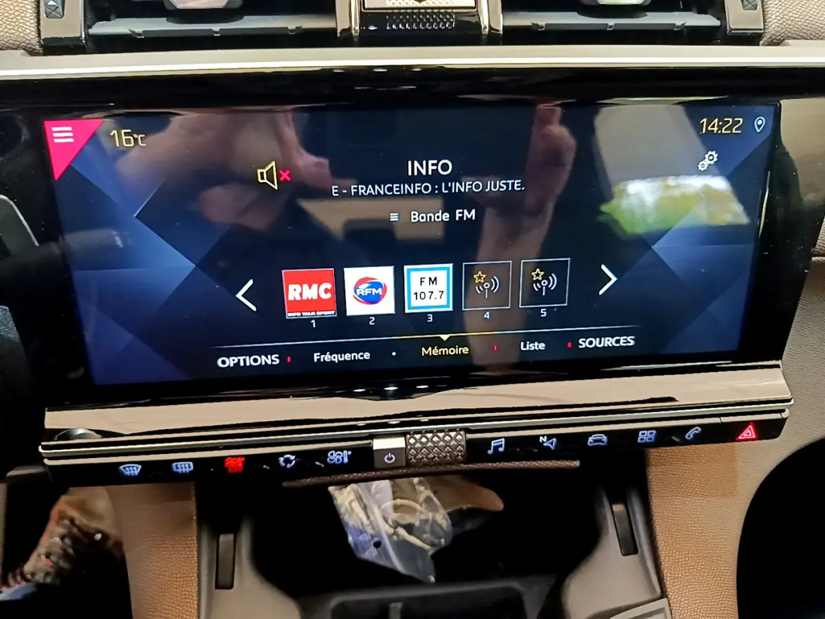 Écran tactile central du tableau de bord du DS7 Crossback 2020 avec affichage radio et commandes digitales.