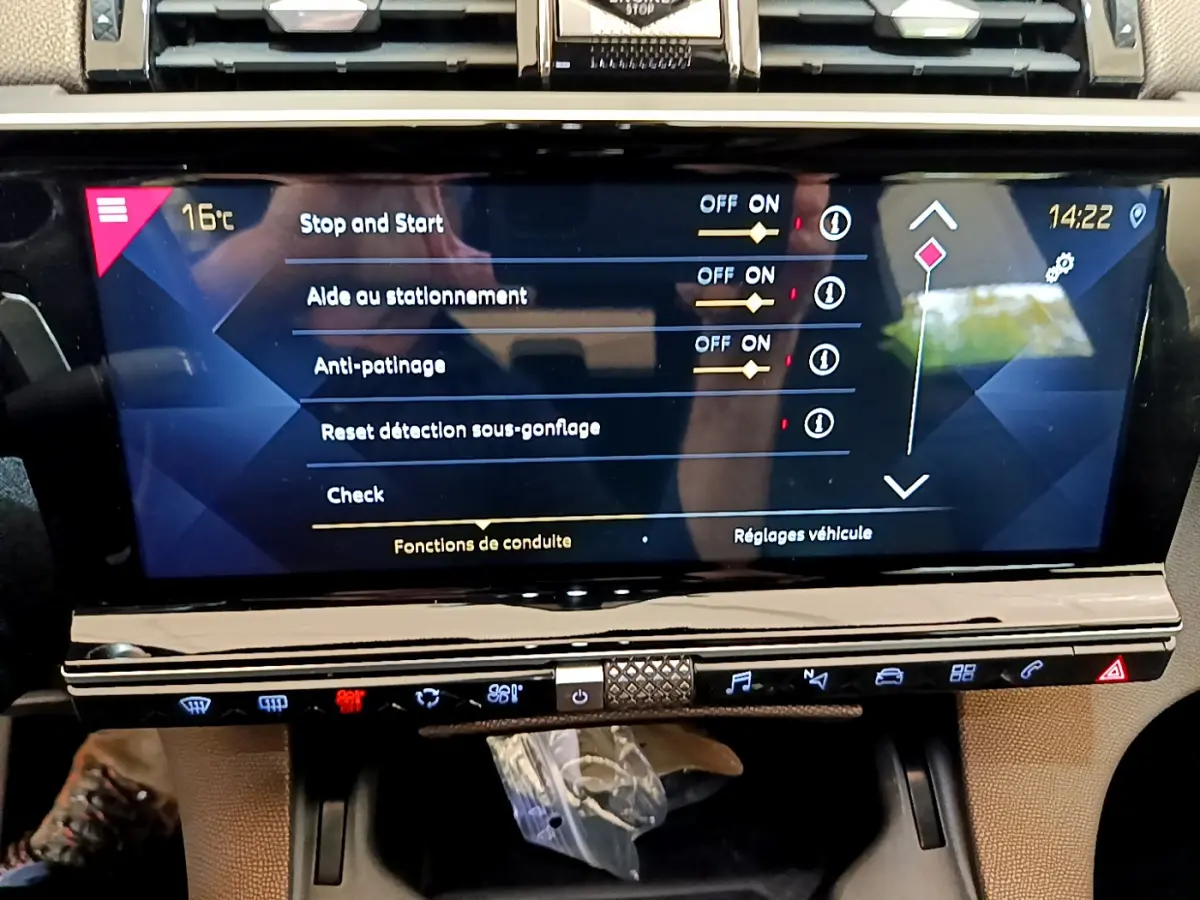 Écran tactile central du DS7 Crossback Business 2020 affichant les réglages d’aide à la conduite, vue intérieure frontale.