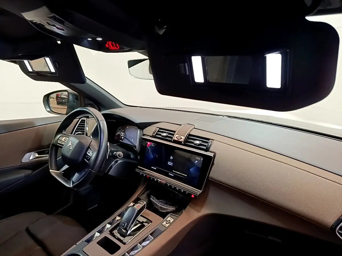 Intérieur du DS7 Crossback gris foncé vu côté conducteur, tableau de bord moderne avec écran tactile 12 pouces allumé.