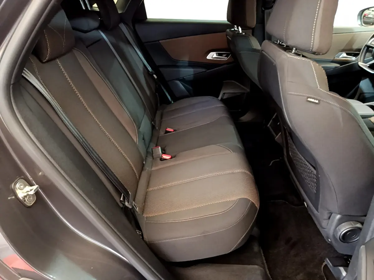 Vue intérieure côté gauche des sièges arrière en tissu gris foncé du DS7 Crossback 2020 avec surpiqûres contrastées.