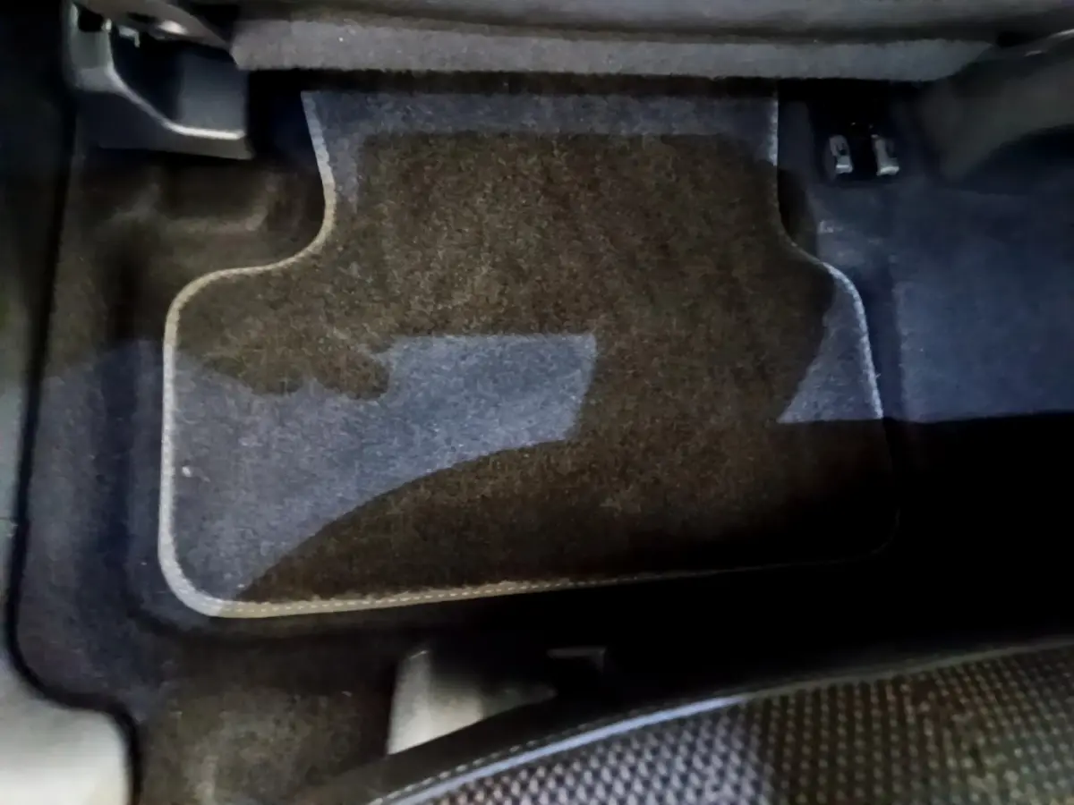 Vue plongeante sur le tapis de sol gris foncé côté conducteur du DS7 Crossback 2020 BlueHDi Business.