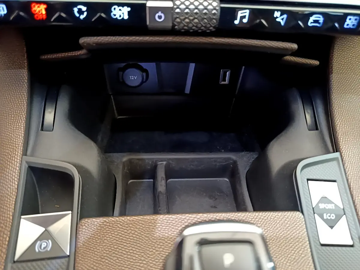Gros plan sur la console centrale du DS7 Crossback 2020 gris foncé, avec boutons mode Sport/Eco et frein électrique.
