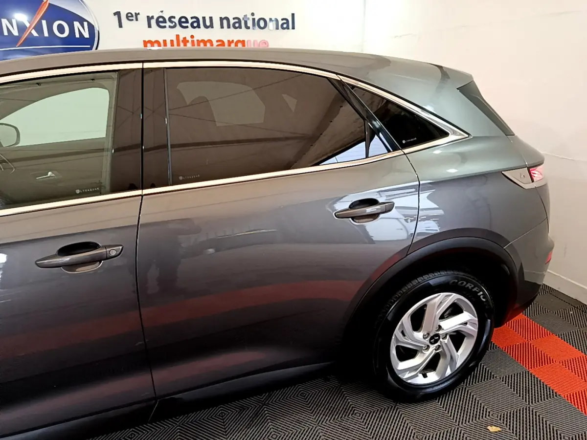 Vue latérale droite du DS7 Crossback gris foncé, mettant en valeur les vitres teintées et les jantes alliage.