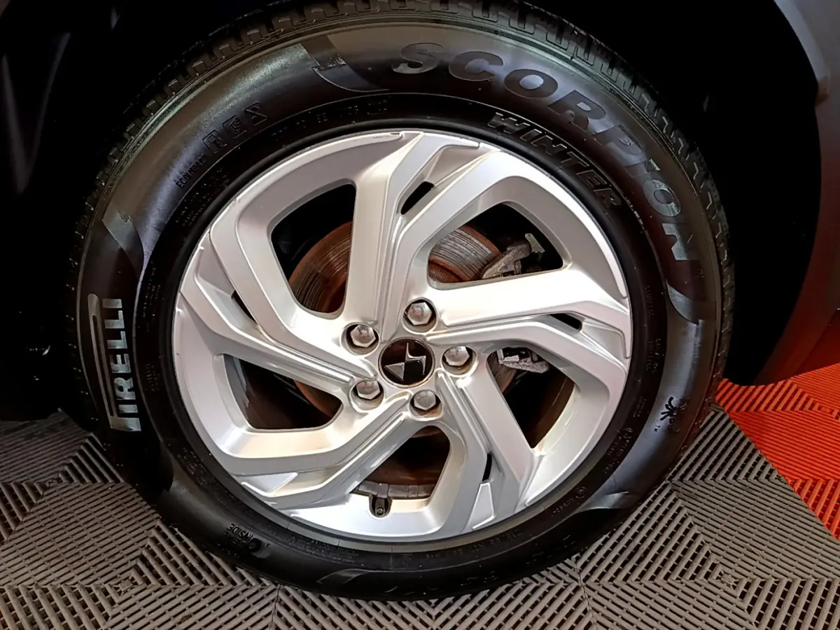 Vue rapprochée sur la roue arrière droite du DS7 Crossback gris foncé, pneu Pirelli Scorpion visible.