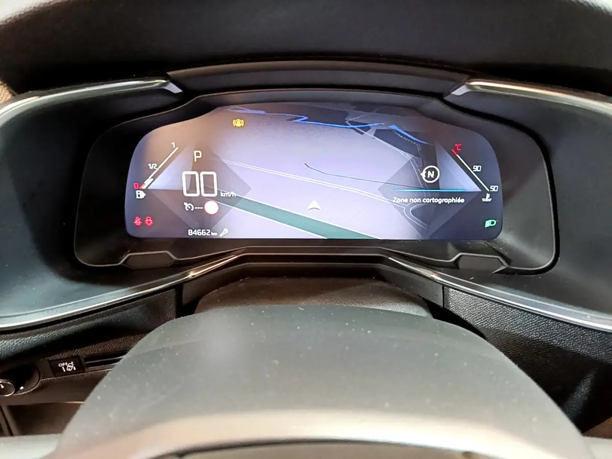 Vue rapprochée du tableau de bord numérique du DS7 Crossback 2020, affichant la navigation et les indicateurs de vitesse.