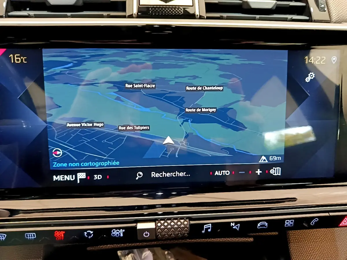 Écran tactile 12 pouces du système de navigation du DS7 Crossback Business, affichant une carte en 3D.