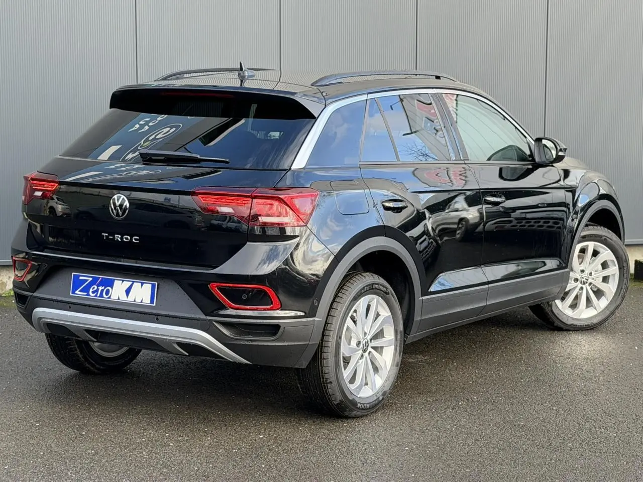Volkswagen T-Roc Deep Black vue 3/4 arrière droit, soulignant ses feux LED et jantes argentées.