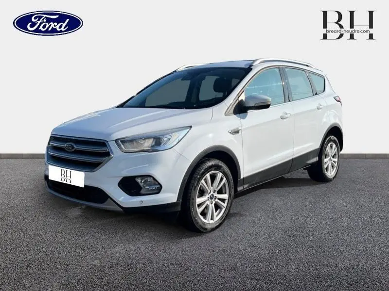 Ford Kuga blanc Glacier vu en 3/4 avant droit, avec jantes alliage et calandre noire distinctive.