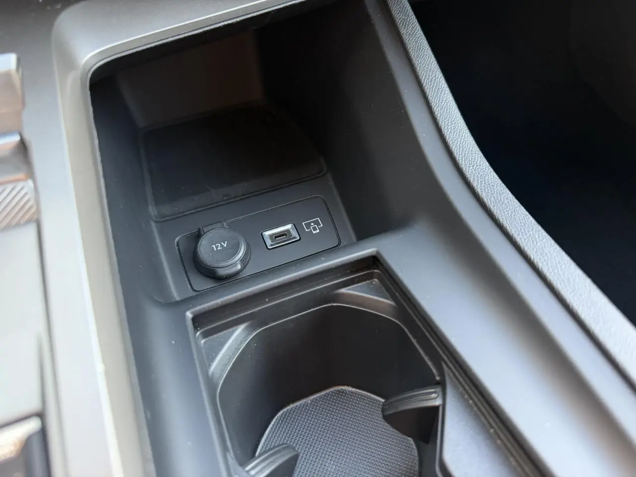 Gros plan sur la console centrale noire avec prise USB-C et prise 12V dans une Peugeot 308 2025.