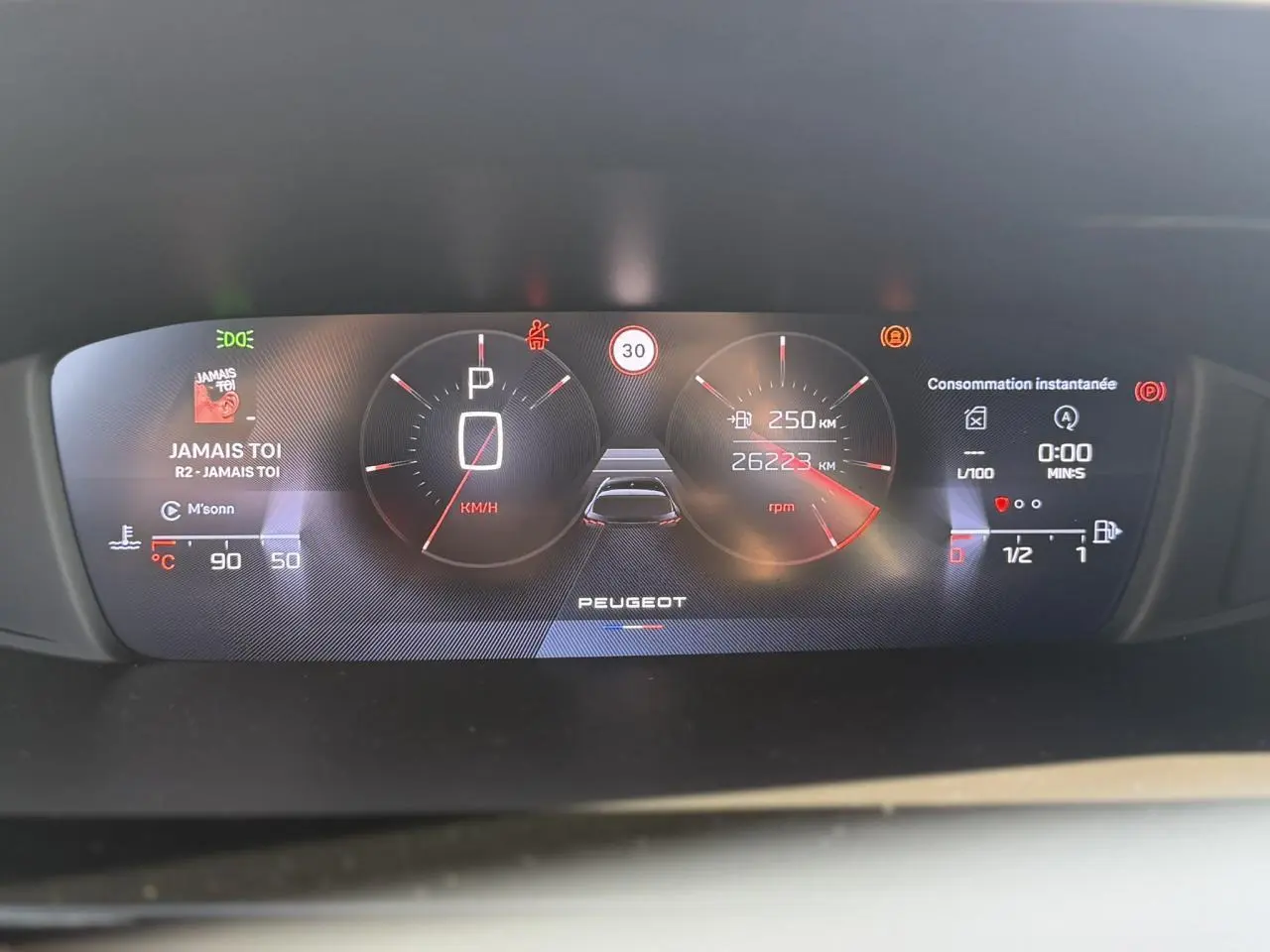 Vue rapprochée du combiné numérique Peugeot 308 2025 affichant la vitesse, le régime moteur et l'autonomie.