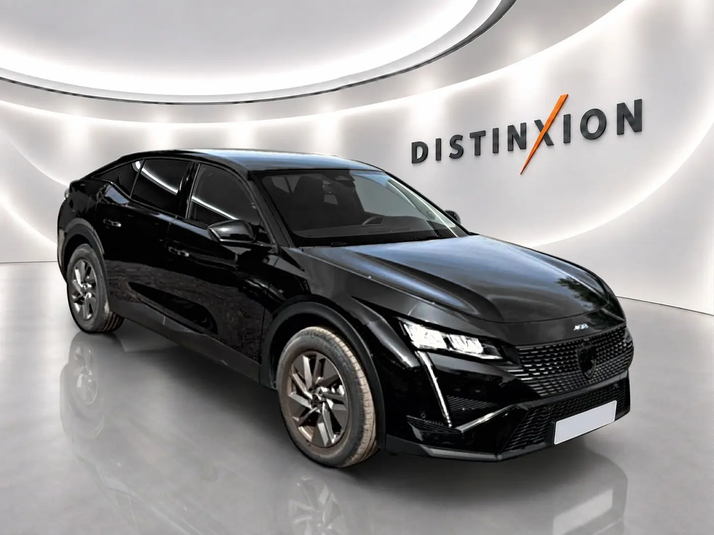 Peugeot 408 Hybrid 136 allure e-dcs6 noir vue 3/4 avant avec jantes alu et phares LED dans showroom lumineux.