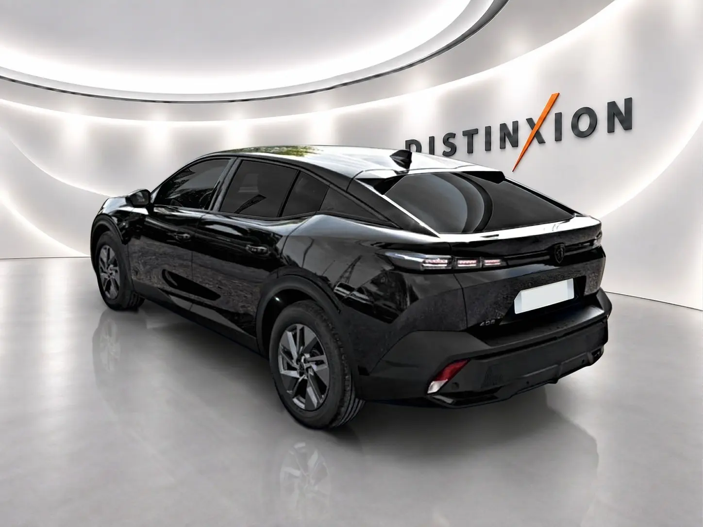 Vue 3/4 arrière droite d'une Peugeot 408 Hybrid 136 allure e-dcs6 noire avec vitres surteintées en showroom lumineux.