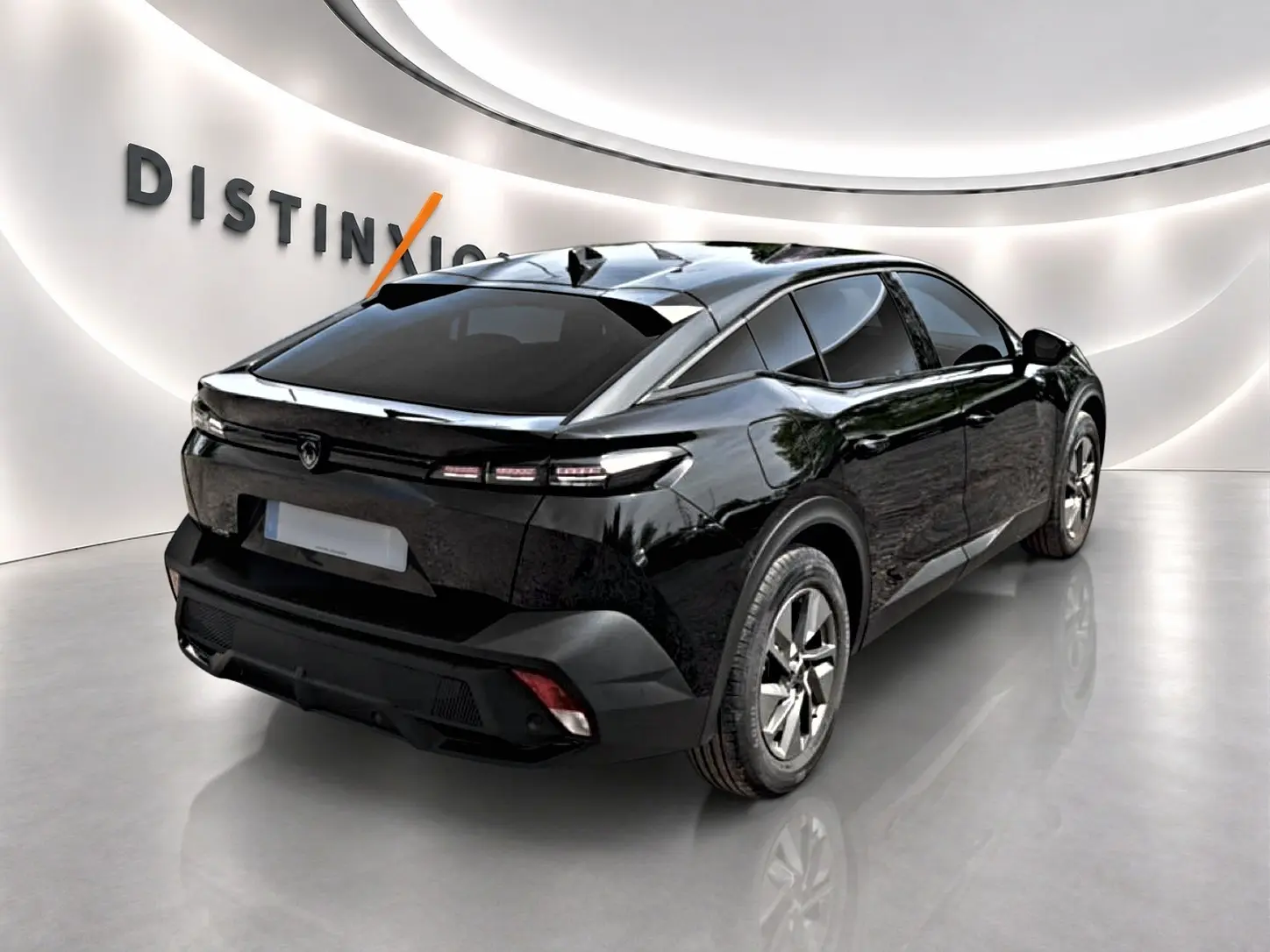 Vue 3/4 arrière droite d'une Peugeot 408 Hybrid noire 2024 avec vitres surteintées et jantes alu dans un showroom.