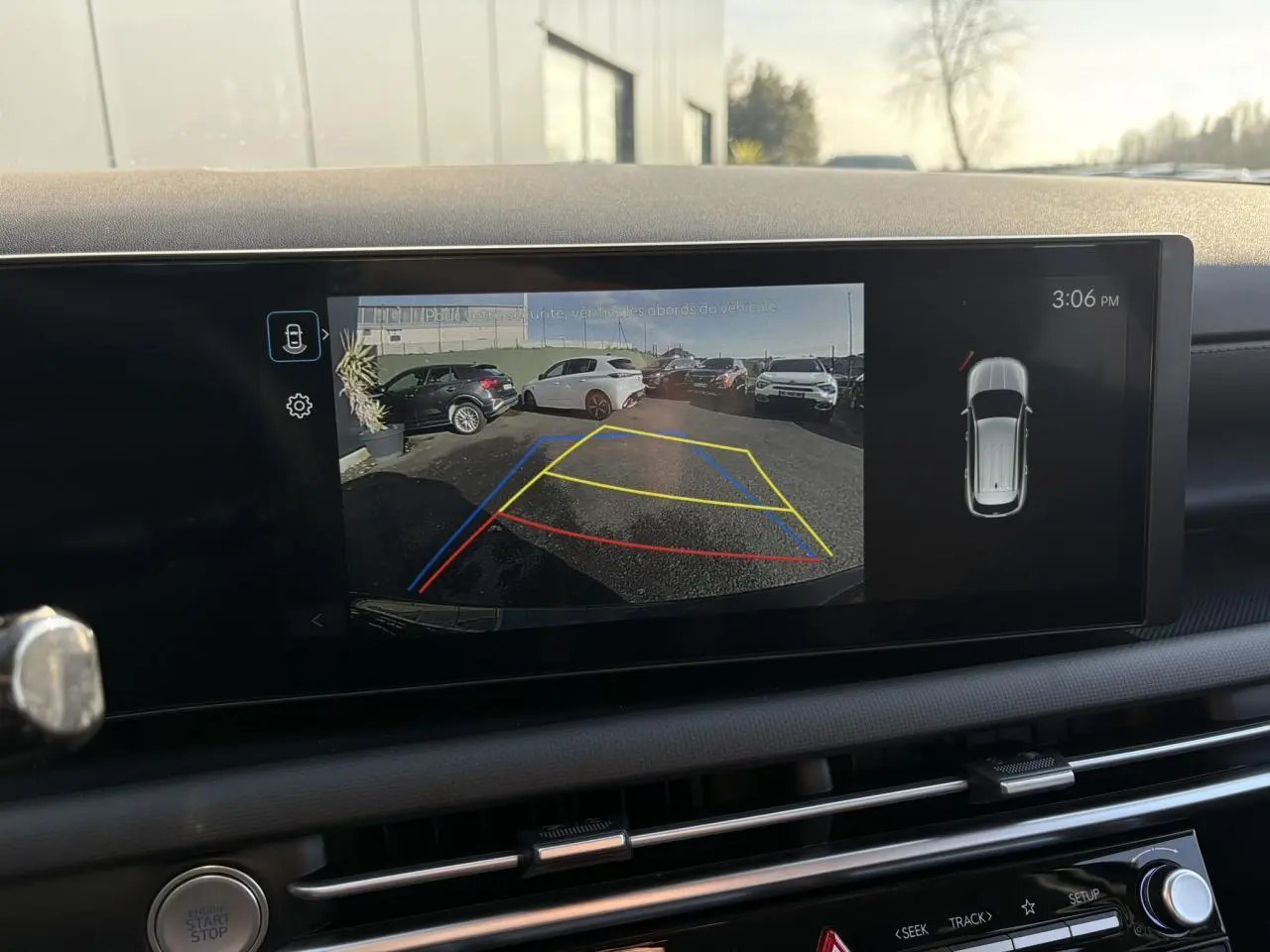 Écran tactile intérieur montrant la caméra de recul avec lignes de guidage du Hyundai Tucson Abyss Black 2025.