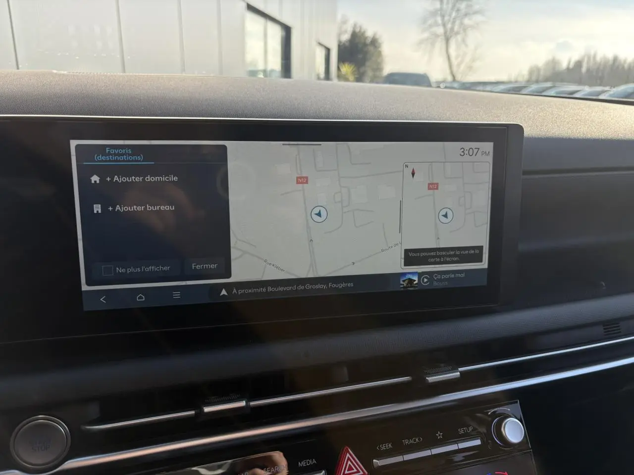 Écran tactile central affichant la navigation du Hyundai Tucson 2025, vue intérieure du tableau de bord.