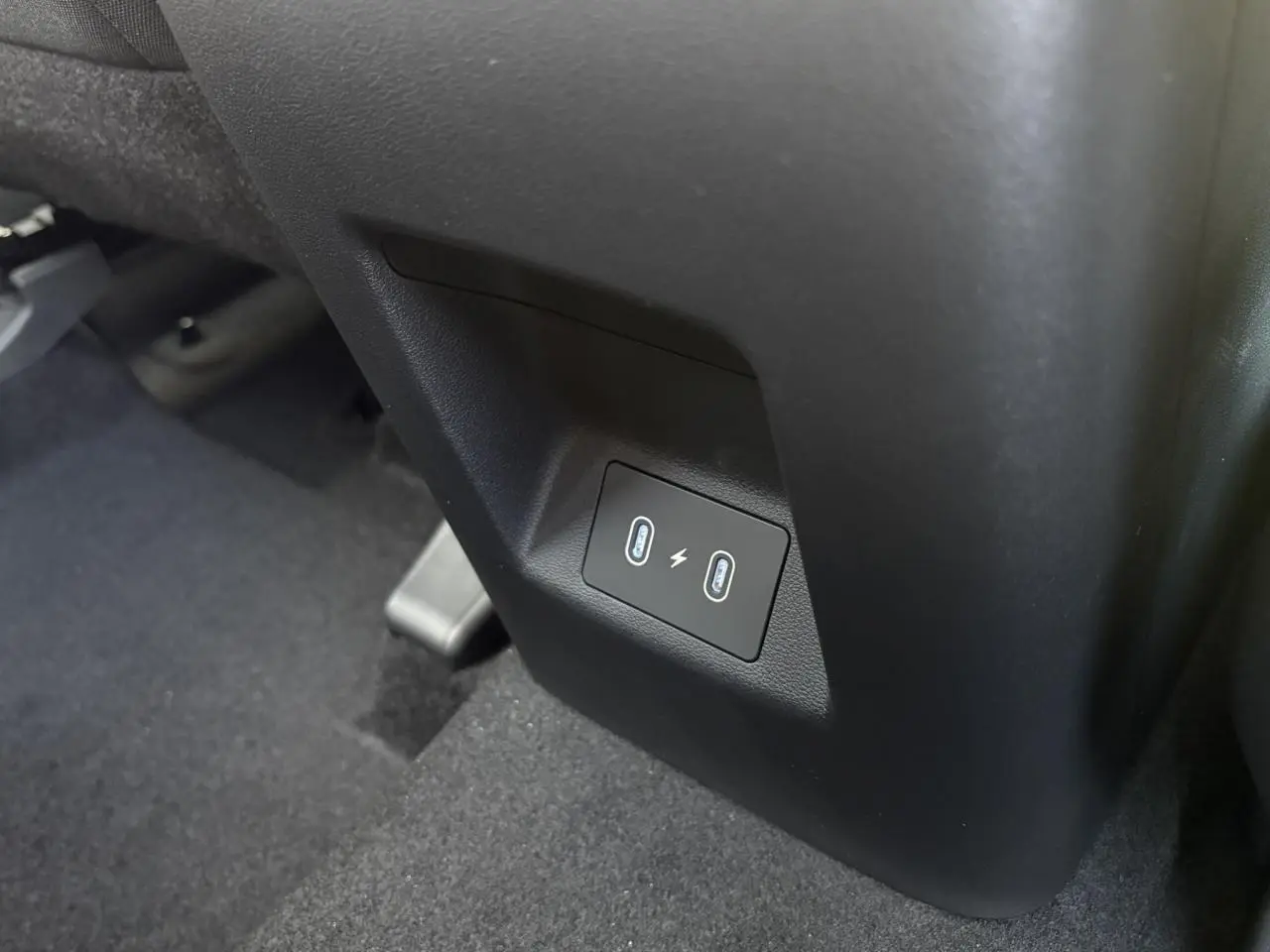 Prise USB double type C pour recharge rapide, située à l'arrière de la console centrale du Hyundai Tucson Abyss Black 2025.